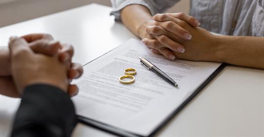 Divorce agreement and wedding rings